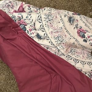 Queen comforter and 2 sham pillowcases